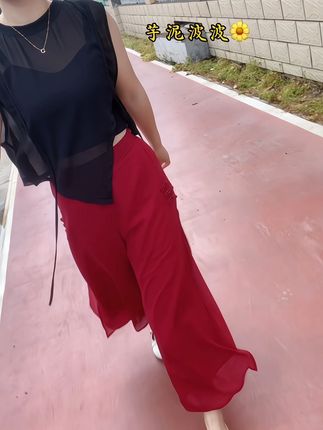 我可以穿正装,也可以穿潮牌,可以喝纯净水,也可以喝咖啡,可以很强势,也可以很温柔,凡事没有绝对,取决于你是谁……#穿搭#夏季穿搭 #夏季新款 #冰丝裙裤