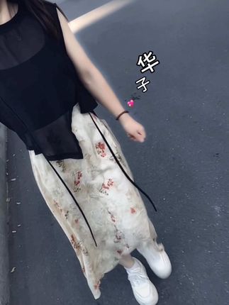 只要我愿意 我可以变成任何样子的我 不被任何人定义 开心的我 温柔的我 难过的我 喝酒前的我 喝酒后的我 都是我,人生这条路,好不好都得自己走,累不累都得自己承受,每个人都有难言之隐,每个人都有无声的泪,岁月可曾放过谁。 人间非净土,各有各的苦,再风光的人背后也有寒凉苦楚,再幸福的人,内心也有无奈难处。#夏季新款 #国风古韵