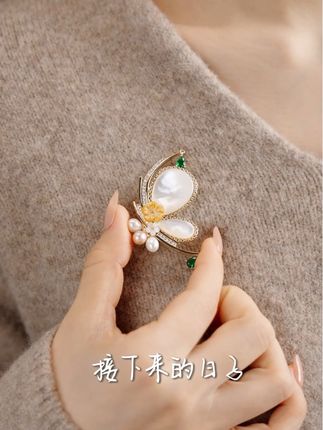 “总有一天你会明白,能治愈你的,从来都不是时间,而是你心里的那股释然跟淡然,好好爱自己,才是生活的开端。”#精致女人必备 #设计款 #Jay胸针 #珠宝搭配 #种草好物推荐