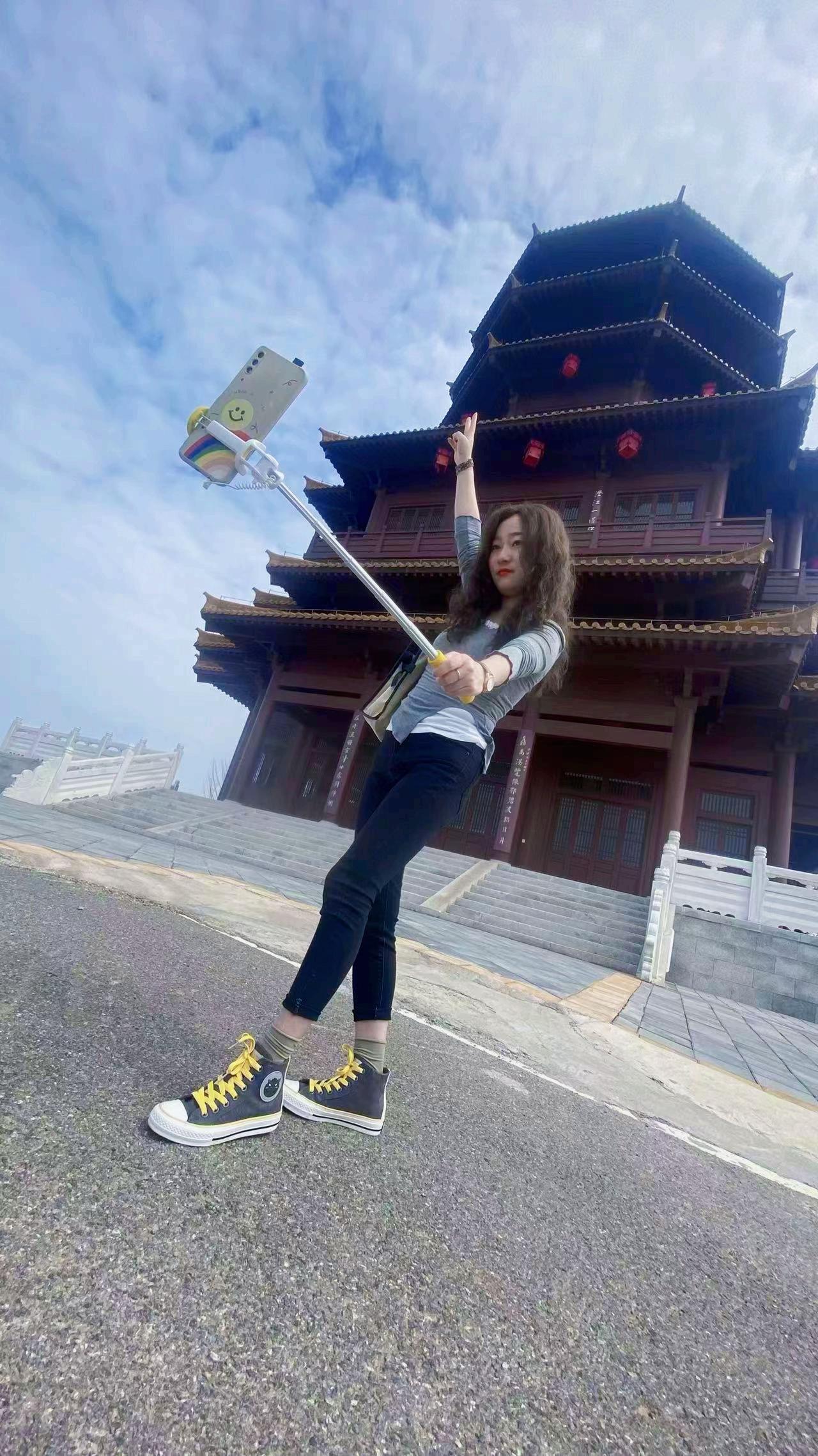 告诉你个秘密,请善待自己,这个世界其实就你一个人,你在,世界就在,你没了,世界就消失了。所以,无论发生什么,无论遇到多大的坎,无论你有多放不下,都交给顺其自然。人这一辈子就是一个过程,没有永恒的生命,也没有不老的青春,我们终究只是时间的过客。
