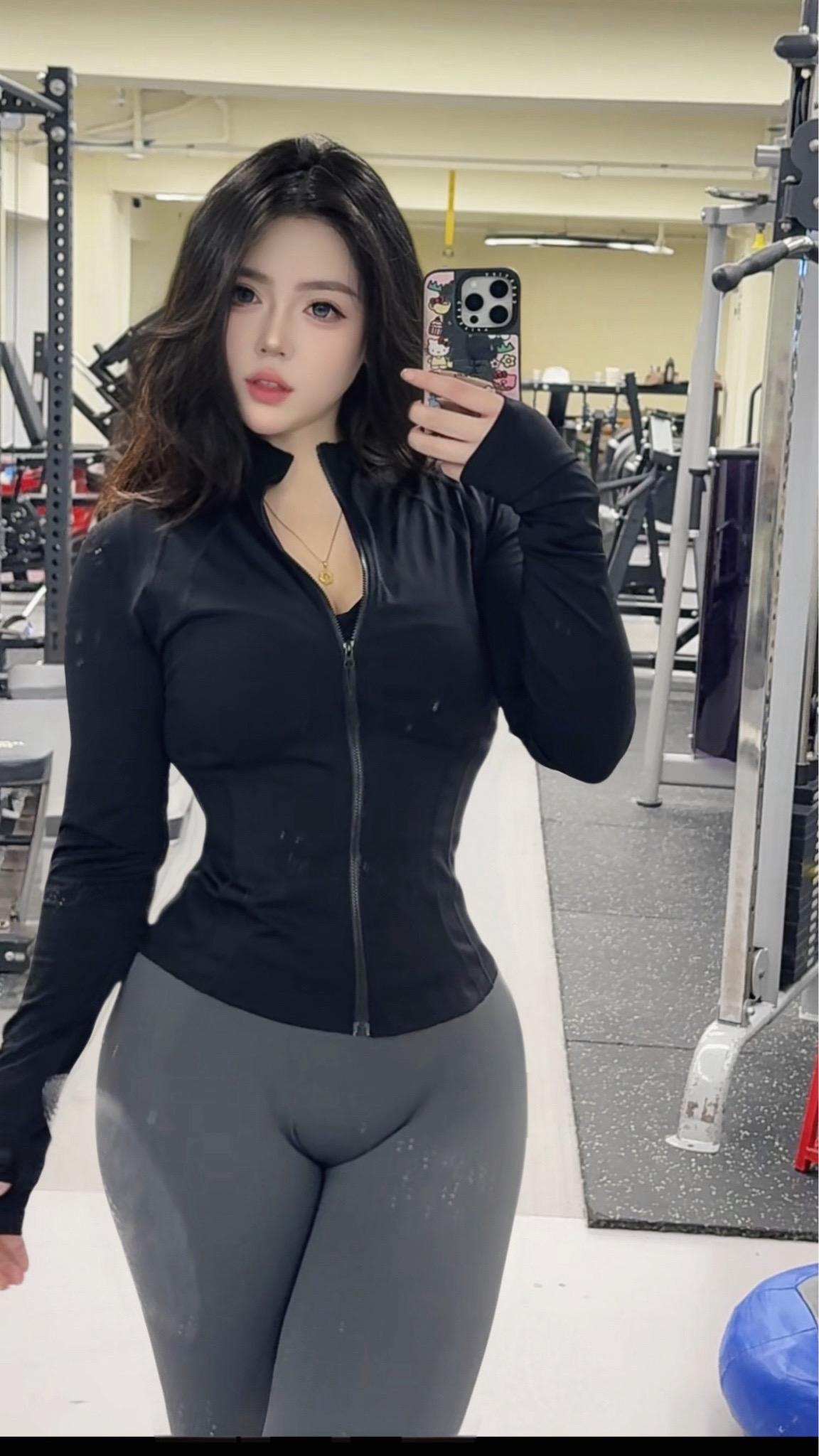 想爸爸了可以回家 想妈妈了可以给我打电话。#健身 #女人40 #健身穿搭 #毫无训练痕迹 #见人不如健身
