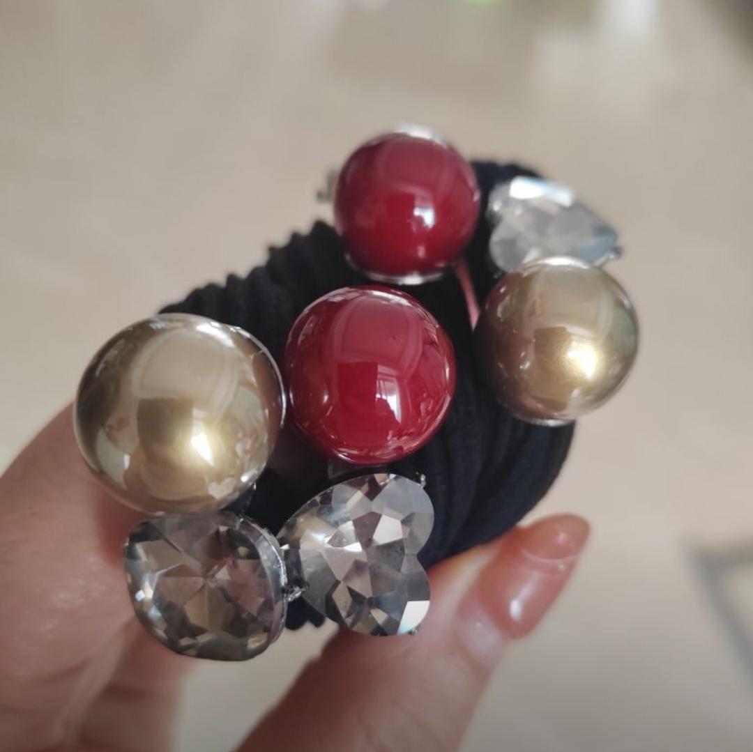 这个高弹力丸子头发绳,它是今年夏天特别流行的高级感珠珠闪钻发圈,用它扎出来的丸子头立体又有型,而且很显气质,非常适合出门逛街的时候去戴。它的弹性很好,可以轻松绕几圈,让马尾更加好看#发绳#丸子头#好物推荐#发饰#好物分享