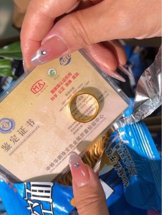 哈哈哈,真的箱箱有!好趣味你简直配享太庙! 有消费者吃干脆面硌掉了牙齿!老板急疯了,立马决定拿出1000万换成等价值黄金回馈所有消费者!现在买干脆面每一箱都有黄金!冲冲冲! #好趣味干脆面 #干脆面 #箱箱塞黄金#惊喜#零食对我下手了