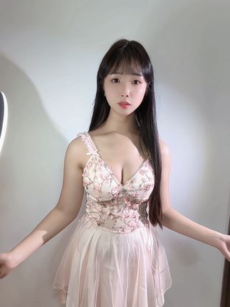 因为我低血糖,想听甜言蜜语#清纯女神 #夏天该有的样子 #甜妹风 #吊带连衣裙 #好身材好气质