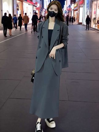高级感拉满的休闲西装套装裙,通勤约会两不误!灰色调简约大气,轻松驾驭各种场合~👗✨ #休闲套装 #时尚穿搭