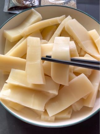 #傣味米凉粉 临沧孟定傣家风味米凉粉,现在搭配调料一整套可以给大家发货了!米凉粉软糯细腻,QQ弹弹,调料酸酸辣辣,是正宗的傣家风味,收到货用调料拌一下就能开吃!酸酸辣辣的,就是家乡的味道,真的太好吃过瘾了#米凉粉#米豆腐#云南米凉粉#地方特色美食