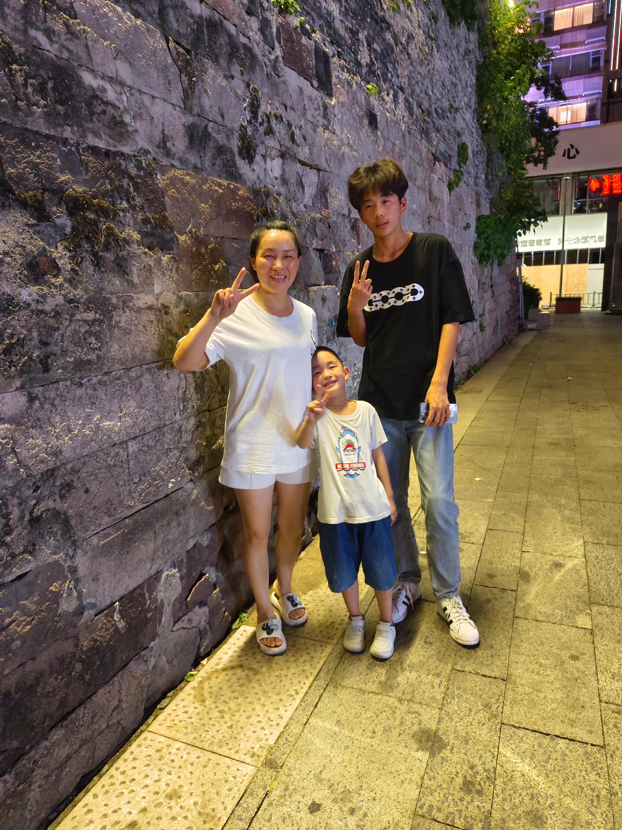 记得和你妈妈离婚那年是2016,那时候你差不多和弟弟那么大,不知不觉都十年了,你也成为大男孩了,现在想想爸爸这一路走来也很不容易,幸运的是后来我找到一个好媳妇,也给你找到一个好阿姨,这一路的成长也从末亏待过你