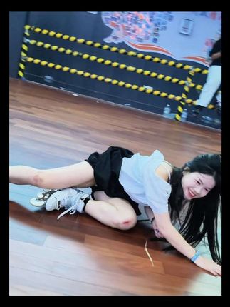 摔跤都能笑那么开心 一点不失优雅@Ms.玲 #爱轮滑 #轮滑运动 #轮滑女孩 #全抖音最火的轮滑