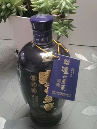 泸州老窖蓝花瓷品鉴酒,80岁的母亲品尝了一下说:这酒是回甜的!好喝!喝一瓶少一瓶哦,喜欢的多囤点!#泸州老窖 #头曲 #纯粮酿造 #无限回购的宝藏单品 #强烈推荐