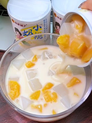 林家铺子小奶桃罐头真的好好吃啊,配料干净,满满一罐全是料,添加了西米露,椰果,黄桃,软糯酸甜一口一口根本停不下来呀!!#夏日饮品 #仙女都在喝什么 #这也太好吃了 #水果罐头 #自制甜品