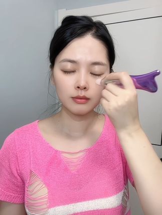 最近老熬夜,黑眼圈、眼袋细纹一个不少,闺蜜推荐了这个眼霜好用,自带滚珠按摩头 涂上冰冰涼凉的很舒服#眼部保养#熬夜必备 #眼霜 #眼部护理#平价好物