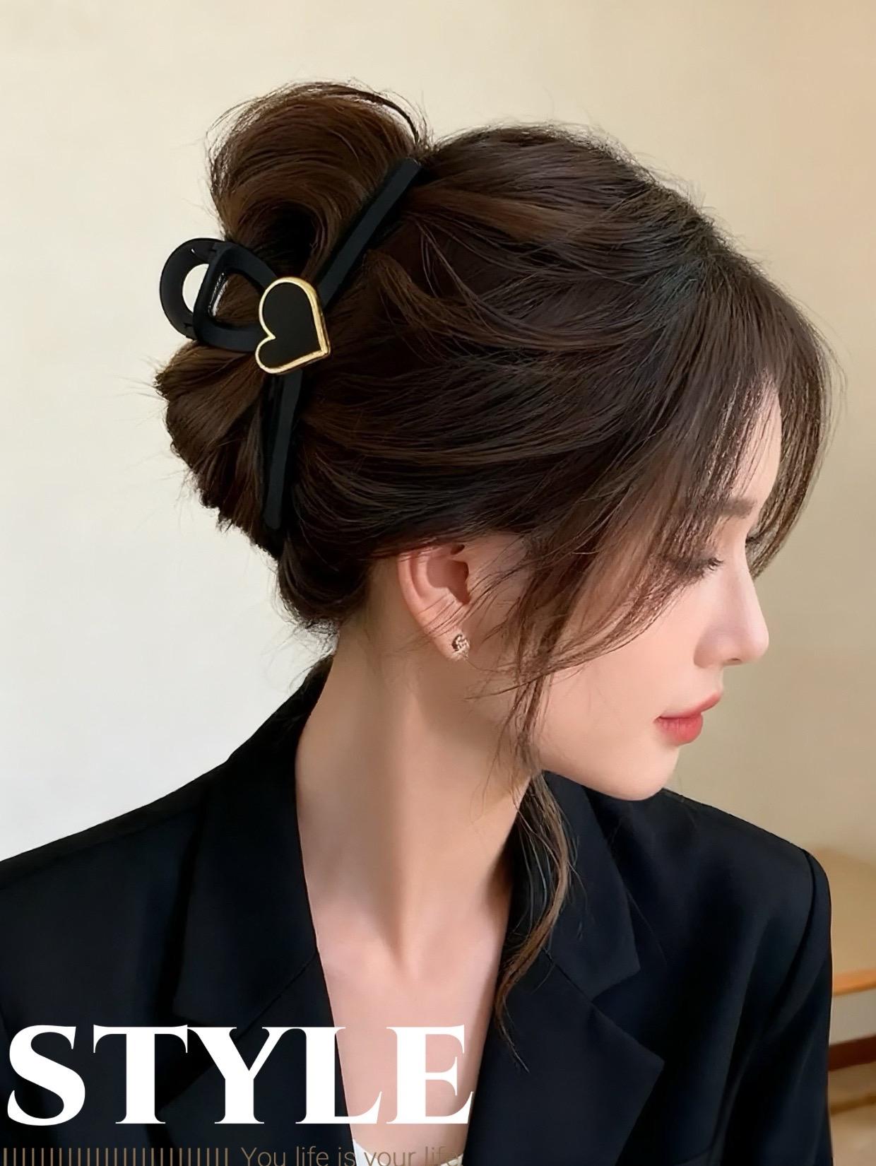•“心动预警💓 黑金爱心抓夹一夹封神!慵懒盘发秒变氛围感女主,通勤约会都能搭,让你在人群中美到犯规~” 甜酷女孩的心头好!这款黑金爱心抓夹,把‘小众设计感’焊在头发上,随便一夹都是时髦画报,谁能拒绝这份又甜又飒的魅力?”#时尚饰品 #网红发饰 #发饰发夹 #优雅气质 #修饰脸型 @抖加🔥上热门🔥dou+🔥热点宝