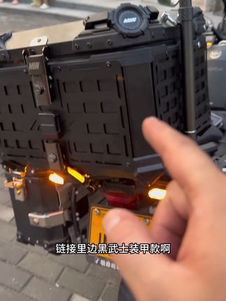 给552x换一个55升的尾箱,能放下一顶全盔还有很大的空间,不会影响边箱开关。#摩托车尾箱 #尾箱 #黑武士
