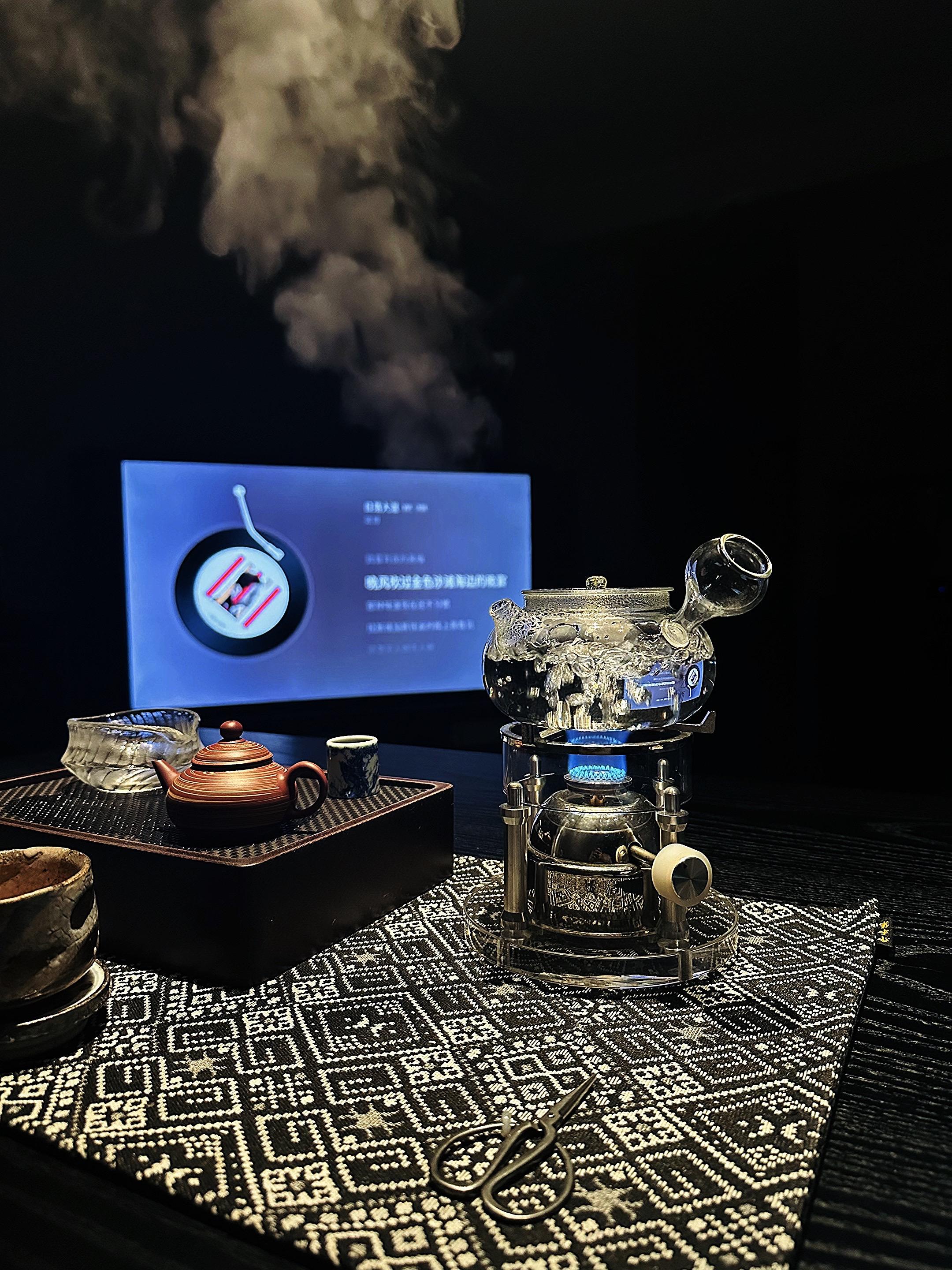 年轻时喝茶解渴,后来喝茶,是为了在一身烟火气里,还能给自己留点儿不那么俗的念想!#茶生活 #夜茶 #人生感悟