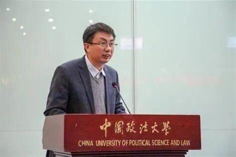 卢春龙同志任中国政法大学校长!卢春龙同志任中国政法大学校长!
卢春龙,男,汉族,1976年4月出生于江苏省南通市海安市,法学博士,教授,博士生导师。现任中国政法大学校长、党委副书记,中国政法大学政治与公共管理学院教授。
2026年5月29日,教育部党组在中国政法大学宣布了有关任免决定,卢春龙同志任中国政法大学校长、党委副书记,马怀德同志不再担任中国政法大学校长、党委副书记职务。教育部党组成员、副部长、总督学王嘉毅出席会议并讲话。北京市委教育工委分管日常工作的副书记李军锋出席会议并讲话,教育部人事司有关负责同志出席会议。会议由中国政法大学党委书记姜泽廷主持。
学校领导班子成员、党委委员、纪委委员、中层正职干部、近期退出班子老领导、教授代表、离退休干部、高层次人才、青年教师、学术委员会负责人、教代会负责人、基层党支部负责人、民主党派负责人代表等参加会议。