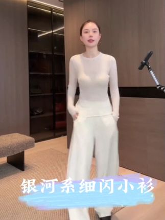 姐妹们,这件小衫它有微微细闪布灵布灵很漂亮!它是落肩的一个版型,做的是修身的设计,上身之后超级显瘦,而且这件衣服是纯羊毛的。#布灵布灵 #内穿外搭都好看 #穿搭 #穿搭 #高级感穿搭