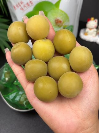 味可庄园家的脆青梅也太好吃了吧!酸甜脆爽口口爆汁,真的巨解腻!#脆青梅 #这也太好吃了 #解馋小零食推荐 #味可庄园 #脆李子