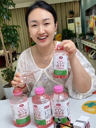 喝一口就爱上的鲜萃粉椰水!清新爽口满嘴都是椰子香!配料表干净只有100%椰子水!精选东南亚粉色香水椰!比普通青椰更甘甜!#粉椰水#椰子水#仙女都在喝什么#夏天饮品