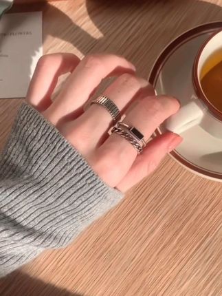 今日戒指OOTD,好耐看的中性风戒指叠戴太酷了吧,特别又有设计感#戒指 #时尚饰品 #复古戒指 #设计感戒指 #戒指控