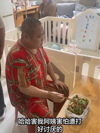 家人们今天有两位粉丝美女来家里面看妈妈,谢谢美女买来的凉菜,饼干,面包,糍粑,感谢🙏,开始妈妈还没有冒火,后面还是提了菜刀,把美女吓到了都不敢靠近,叫妈妈吃饭还知道说要下馆子吃🤣#精神病日常 #感谢好心人传播正能量