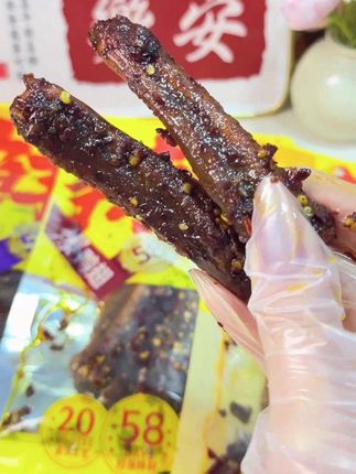 卤吖坊爆辣大鸭翅,香辣味美解馋零食,鸭肉鲜嫩多汁,辣度十足挑战味蕾,休闲时光最佳伴侣,一口一个根本停不下来,让你爱不释手的美味鸭翅。#追剧小零食 #好吃到停不下来 #零食推荐 #吃货必备