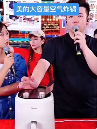 美的空气炸锅真的太好用了,它拥有上下双旋钮设计,可以同时设置温度和时间,让你轻松做出各种美食。而且它的内胆是不粘锅材质,容易清洁打理,无论是烤鸡翅还是烤蔬菜都很方便,只需轻轻一按就能开始烹饪,不用加油也能实现无油空气炸,快来入手一台吧!#空气炸锅#美的空气炸锅#木森大舞台 #木森大舞台有才你就来 #木森直播回放