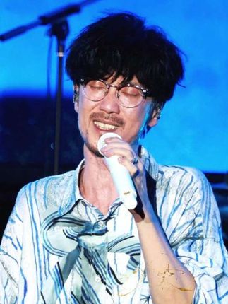 那些错过的故事, 终究会回到我们的时间里 #巨好听的神仙歌曲 @周傳雄 情人该有的慈悲同名实体专辑 全面发行中➡️@天沐音像专营店 周传雄的音乐越听越香,速速去拥有 #周传雄全新专辑情人该有的慈悲 #音乐推荐 #周传雄贵阳音乐节 #周传雄