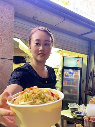 人前的从容优雅,是人后无数次跌倒又爬起!#重庆炒粉一姐 #摆摊炒粉 #女性力量
