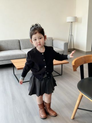 女儿的第一件秋装必须是这套!壹妈家的韩版假两件套装,也太懂妈妈心了。 针织衫软糯亲肤,拼接设计显得特别有层次感,搭配同色系的百褶裙,转起圈来灵动又洋气。 一套搞定上学穿搭,不用费心搭配,早上出门快人一步。做工精致,走线工整,穿上就是幼儿园里最靓的小公主! #女童秋季套装 #韩版童装 #假两件针织衫 #儿童百褶裙 #宝宝穿搭分享
