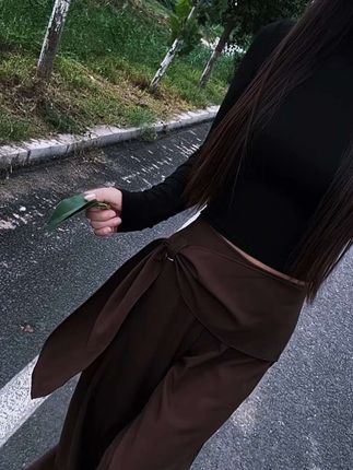 树叶,不是一天黄的;人心,不是一天凉的。谁都不傻,总是敷衍,都会渐行渐远;谁也不笨,没被看重,都要越来越淡