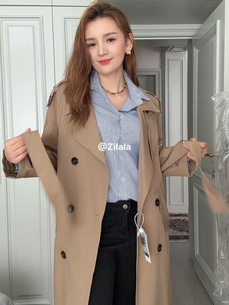 不是,怎么会有姐妹,现在这条风衣起码还要再过两三个月才能穿。那我身上这一件也是有姐妹投稿了,我给你们看一下。我重新买了一个样衣,新的他今年的话好像还加了颜色,我这是棕色还是咖色来着?好几个颜色,三个吧。来。确实做的版型比较偏大,就是我圆肩、溜肩的穿上它都很板正。它这是很经典的款,有袖肩,有copper,双排的一个黑色扣子,加上棕色,这个颜色很经典,这个是。面料也是很爽滑的那种感觉啊,有垂坠感,这内里做工也是没得挑的哈。这个里布也是很光滑很柔顺,然后也没什么线头,价格很香,一百七十八好像哈,两百不到。#女装 #气质风衣穿搭 #穿搭女装 #休闲风穿搭