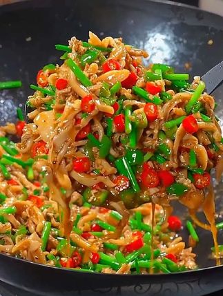 这道河蚌肉炒辣椒,真的是下酒又下饭#河蚌肉 #河蚌的家常做法 #农村美食 #下饭神器