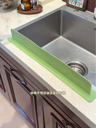 经常洗菜洗碗溅得到处都是水还弄湿衣服的,可以放个挡水板,吸得牢固还不会留胶印#挡水板 #防溅水 #挡水条 #厨房好物