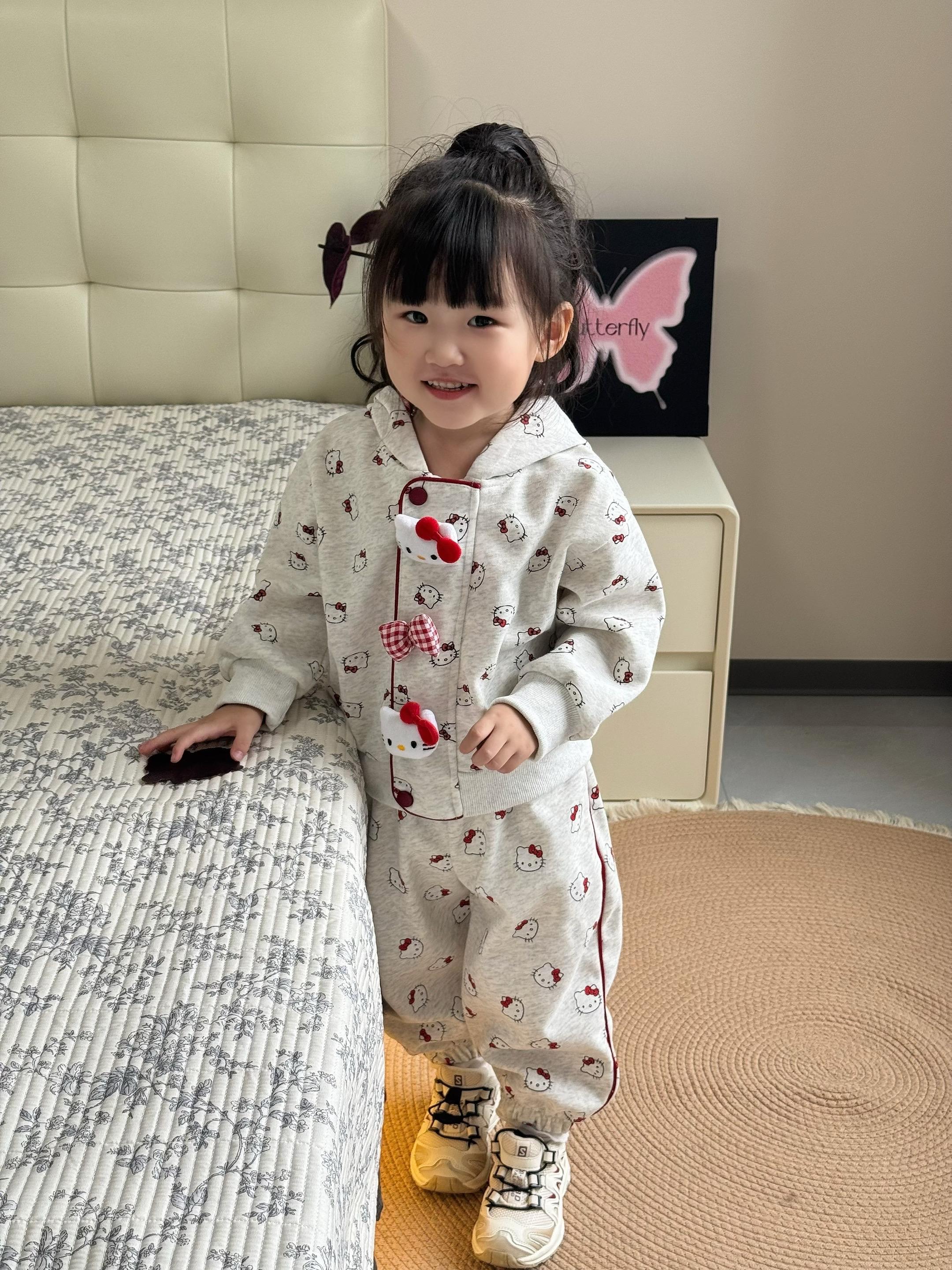 用春春养大的孩子 如今已经有了小大人的模样 原谅我的母爱滤镜 在我眼里你永远闪闪发光 即便生活被一地鸡毛填满 但依然觉得你值得#萌娃穿搭 #每日童装穿搭分享 #高品质童装 #女儿穿搭