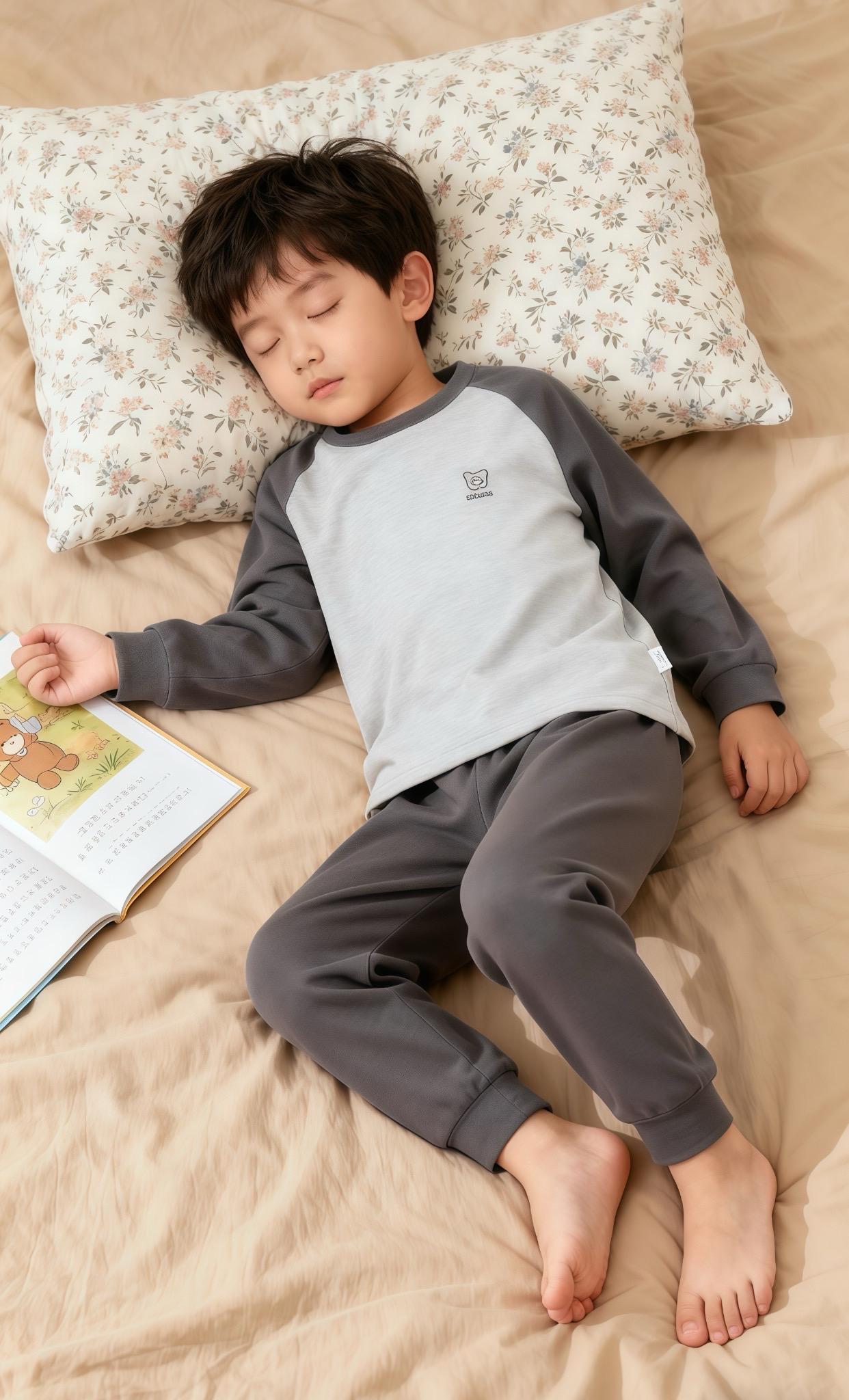 儿童保暖套装给娃秋冬贴身的"健康恒温舱"✅7A抗菌技术:从源头抑制细菌滋生,即便娃爱疯跑出汗,衣服也能长效保持洁净,敏感肌宝宝也能放心穿,妈妈再也不用为“换季湿疹”焦虑。 ✅ 舒绒暖而不闷:精选高密舒绒面料,像给娃裹了层“恒温云朵”,秋冬单穿抗风,打底穿锁温,大童好动也不会闷出一身汗。 ✅ 男女童专属设计:男童简约撞色+女童温柔马卡龙,秋衣秋裤套装/睡衣两用,居家、上学打底都适配,一套承包娃的秋冬穿搭。 ✅ 细节控狂喜:无骨缝合不磨皮肤,高弹腰头不勒小肚子,反复机洗也能保持抗菌力和柔软度,性价比直接拉满! 别让普通内衣耽误娃的秋冬体验,这套7A抗菌保暖套装,把“健康+舒适+颜值”一次性给娃安排明白~ #儿童保暖内衣 #7A抗菌 #秋冬童装 #男童女童睡衣 #舒绒套装@抖加🔥上热门🔥dou+🔥热点宝