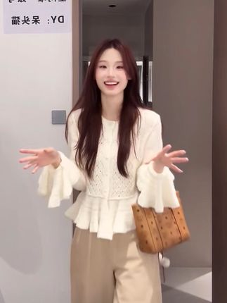 针织开衫上衣女秋季法式复古风镂空钩花荷叶边长袖设计感短款毛衣#必备单品 #甜美穿搭 @DOU+小助手 @DOU+上热门