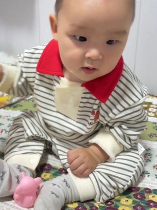 我真的太喜欢这个条纹了,我觉得儿子上身之后实在是太可爱了,穿上之后我觉得整个时尚感拉满了。#连体衣 #婴儿连体衣 #宝宝爬行服 #幼崽穿搭 #骗你生儿子