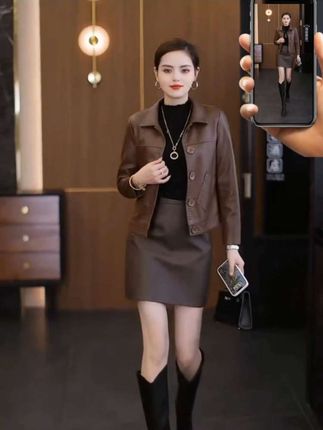 姐妹们,我终于找到了一件非常适合小个子的皮衣了!你们看它的长度刚刚好,上身特别显比例,而且它还是这种偏休闲风的款式,日常搭配牛仔裤或者小裙子都很好看。春天穿皮衣真的是太合适了,既洋气又百搭,