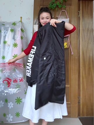 冬天在家里干活,一定要备上这件防脏外套,穿上它打扫卫生、做家务都不用担心会弄脏衣服,而且它的材质很厚实,里面还是加绒的设计,就算外面下雪也不会冷,平时出门扔垃圾、取快递也都可以穿#罩衣加绒加厚 #面料柔软舒适 #长袖罩衣 #生活好帮手 #罩衣