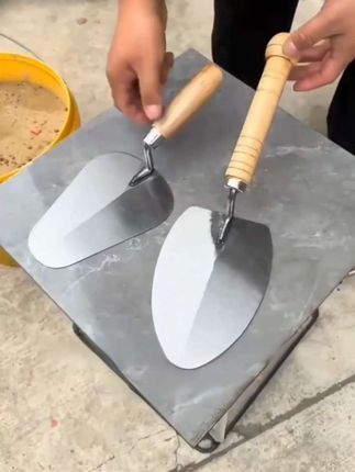 每个瓦工师傅桶边都应该挂上这把工具,抿刀的设计,弧形的刀口上灰清桶效率高,用完还能直接挂在桶边,加厚不锈钢钢板的设计,砍砖也是轻轻松松#抹泥刀 #泥工工具 #五金工具 #好用不贵经济实惠