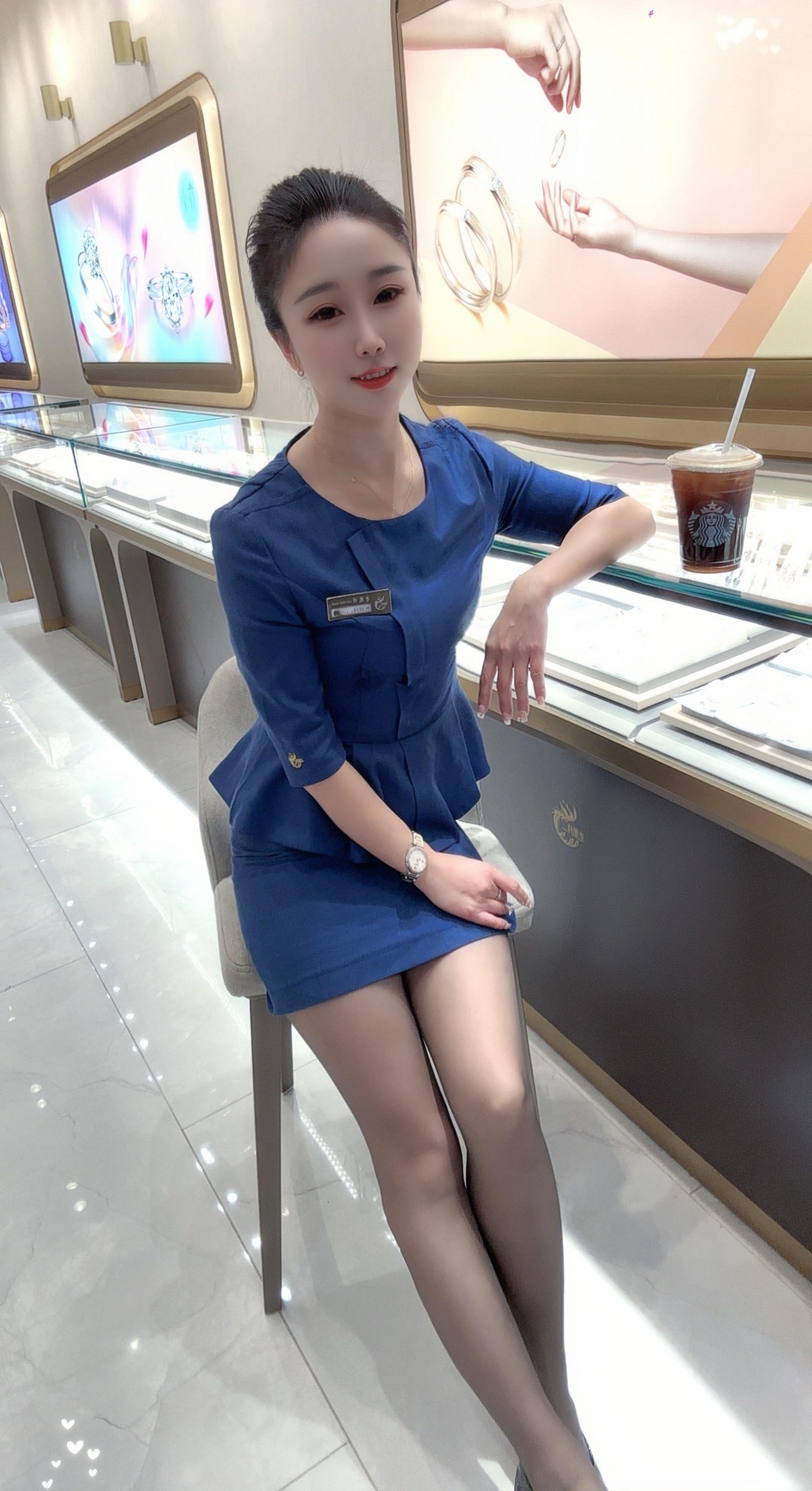 昨天挣的 100 没花完 今天又开始挣了 告诉姐 喜欢什么姐给你买 超过 3 块的就算了 不喜欢太物质的。