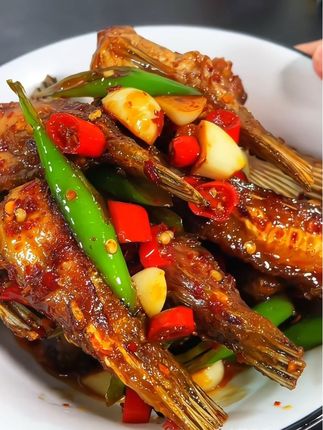 青鱼吃嘴,草鱼吃尾,湖北阳干鱼尾,腌制的不咸不淡晒得半干半湿,肉质紧实有嚼劲,我敢说吃过这个鱼尾,你就再也不想吃鱼的其它部位了#阳干鱼尾 #妈呀太香了 #阳干鱼 #地方特色美食 #好吃到停不下来