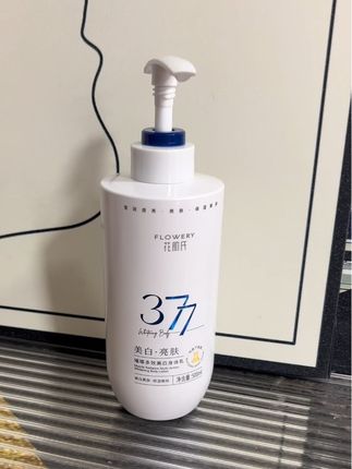 香迷糊了,比香水还好闻的身体乳,高级清冷的水果香,就是我想象中小说里白月光女主身上的伪体香。质地像奶油一样丝滑,很好推开抹两下就吸收了,涂完皮肤水嫩嫩的还很透亮,完全不粘腻。#好物推荐🔥 #美白身体乳 #身体乳 #花肌氏身体乳