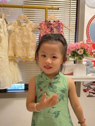 不给女儿穿一次旗袍👗 永远不知道会有多温柔 娴静优雅,一颦一笑,淡淡的清丽气质#把女儿打扮成精致小公主 我的女孩👧🏻 已经慢慢的出落成我心中最美的样子❤️#生女儿就是用来打扮的 #抖音萌宝秀 #骗你生女儿来了