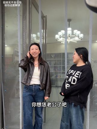 这套洗发水洗完的就是头皮清爽,头发蓬松自然,而且特别的柔顺,有运费险和七天无理由。#丝曼香洗发乳 #淡淡清香味 @吕虎二姑父林峰 @吕虎二姑合伙人(美甲美睫师如意)