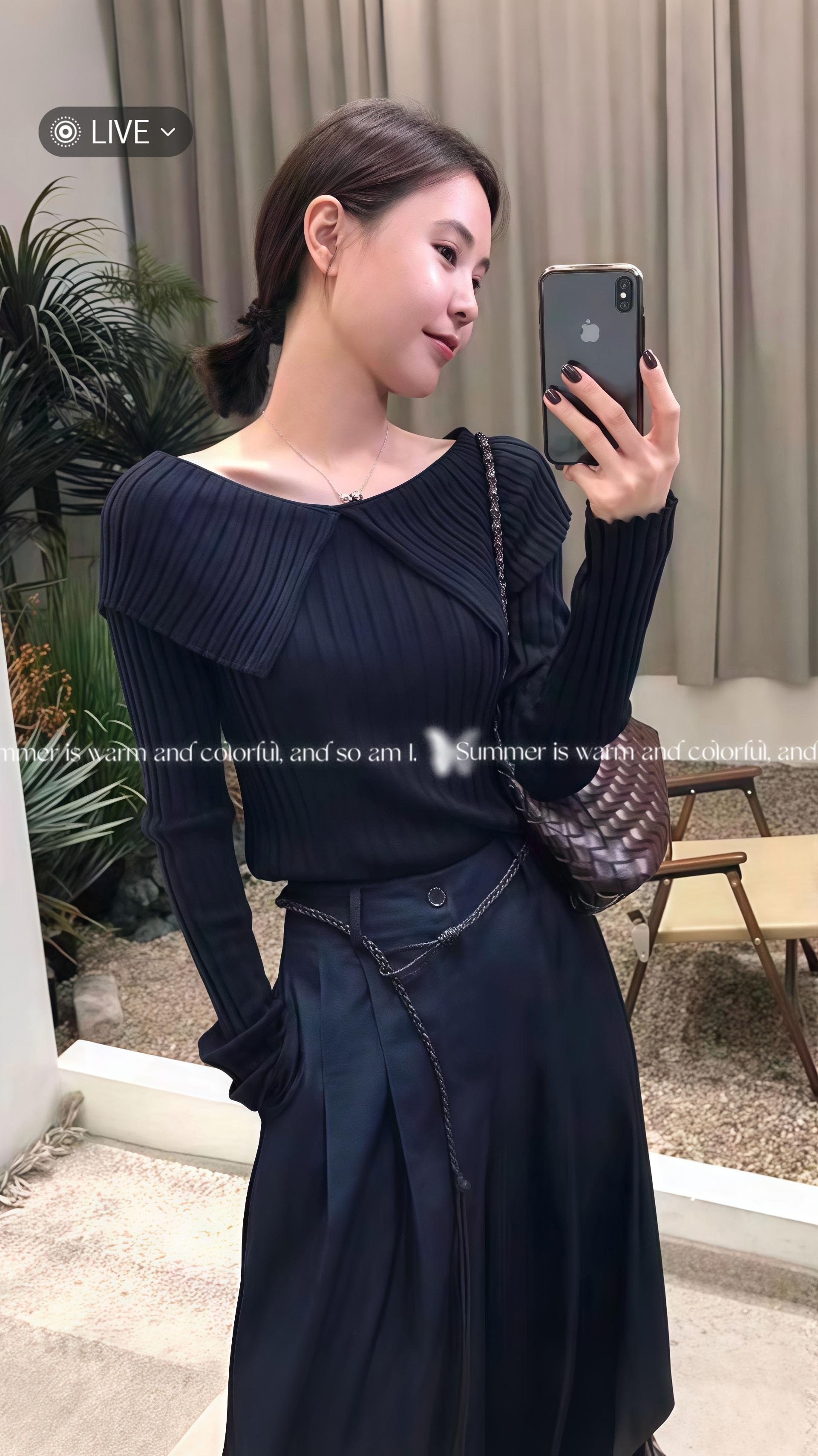 夏知夏在甜品店整理旧账本时,发现页脚粘着颗融化过又凝固的奶糖,糖纸印着五年前的限量款。 那是周延之送她的最后一颗糖。当年他说要去外地学烘焙,约好等她攒够十颗糖纸就回来,可他再没出现。 “麻烦要份焦糖布丁。”熟悉的声音响起。 她抬头,周延之穿着干净的白围裙,指尖沾着面粉:“我带了新做的奶糖,这次……能换你等我吗?” 夏知夏捏紧旧糖纸,忽然看见他胸前别着的,正是十颗串成的糖纸徽章。#气质优雅穿搭 #气质优雅 #高级感穿搭 #早秋秀场抄作业告别路人感 #梨形身材穿搭大赏