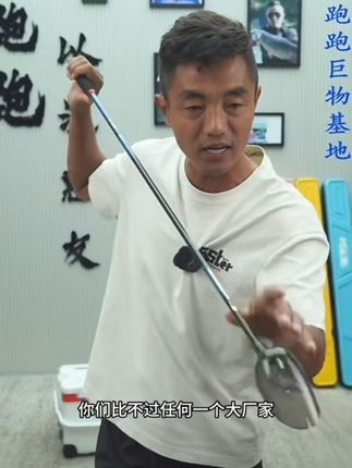 何跑跑超轻超硬打窝勺,不仅可以打窝,还可以打线,而且碳素材质超轻盈,打起来一点都不累!何跑跑浮水打窝勺碳素材质,高性价比,打窝打线两不误#打窝技巧 #打窝器 #打窝勺 #钓鱼打窝#钓鱼打窝技巧