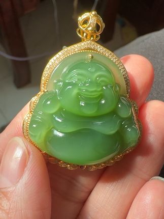 一眼就爱上了这抹生机勃勃的绿意,仿佛把整个春天都戴在了身边~✨心也跟着静了下来,愿它护我平安喜乐,笑口常开!#吊坠 #玉石魅力 #实物分享 #吊坠项链 #碧玉佛
