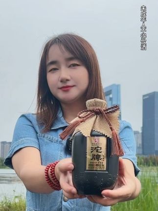 酒是一种情感的传递,用心品味,让我们在其中找到快乐温暖力量 #沱牌#纯粮酿造#白酒#送礼佳品#好酒推荐
