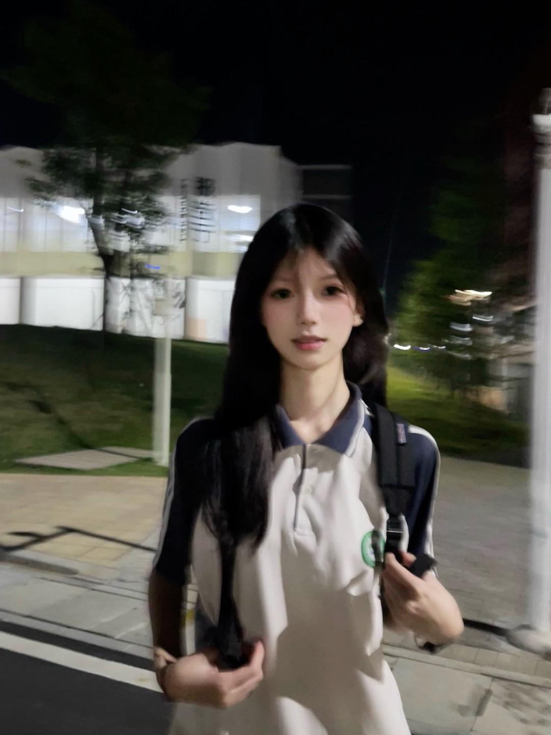 16岁的时候 我会因为刚洗完澡和头身上香香的而高兴 会因为能扎出完美的丸子头而得意 会因为失眠 早起 值日而烦恼 会因为照镜子时发现自己有点好看而开心 会因为被点到名要抽背而紧张 会因为听不懂课而烦躁 会因为考不好而焦虑 会因为和朋友讲了一个笑话而笑到肚子疼 而现在 我也依然因为这个感到幸福#校园